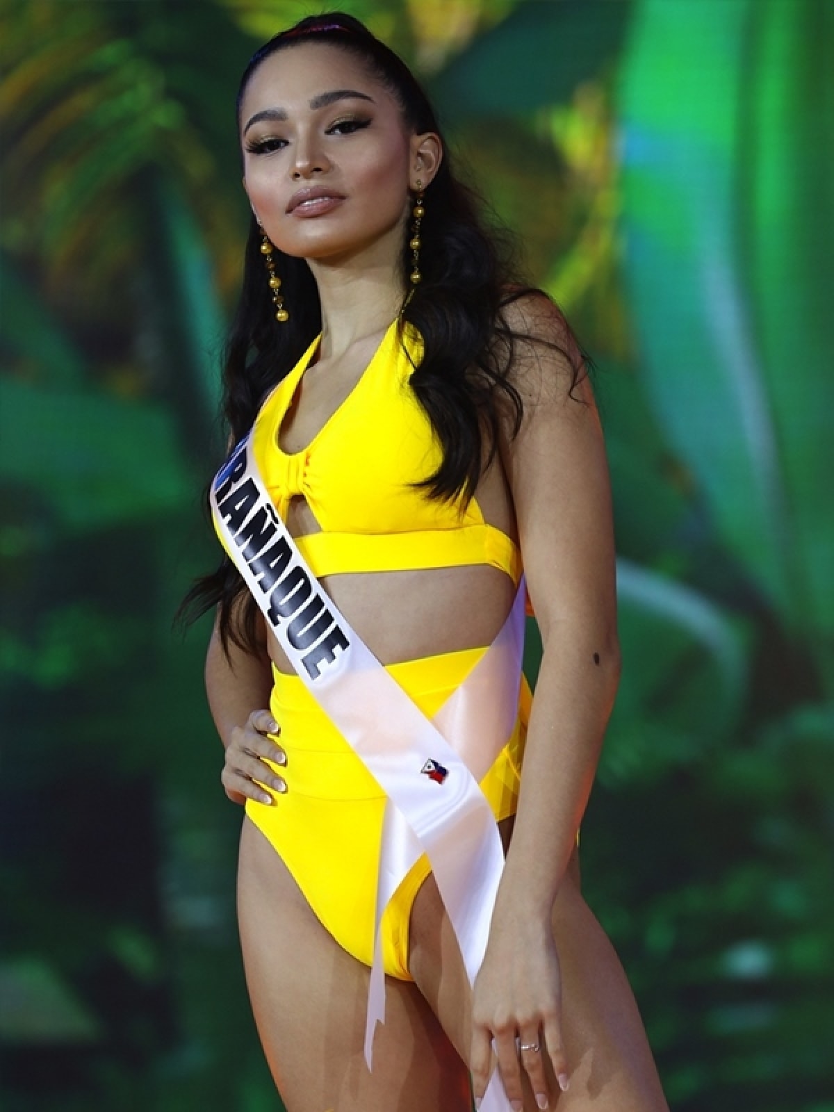 Các người đẹp diện thiết kế bikini 2 mảnh với gam màu nổi bật, khéo tôn đường cong và làn da gợi cảm.