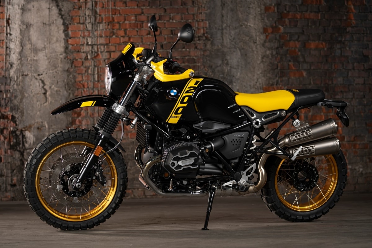 Tiếp theo, chiếc BMW R nineT có động cơ boxer được sửa đổi với đầu xi lanh mới và hệ thống chuyển động hỗ hợp cho phép “đốt cháy sạch hơn và tăng mô men xoắn”. Nhờ những thay đổi, mẫu xe này hiện đáp ứng những yêu cầu về ô nhiễm EU-5.