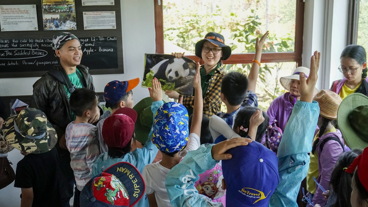 Các tour du lịch bền vững, bảo vệ môi trường tự nhiên sẽ ngày càng phổ biến trong tương lai. Ảnh: Du khách tham gia các hoạt động tại Cơ sở Bảo tồn gấu Ninh Bình - FOUR PAWS Việt