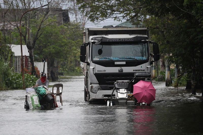 Ảnh: Khung cảnh hoang tàn ở Philippines sau khi bị bão Molave tàn phá - 1