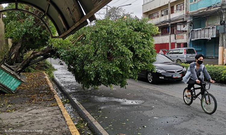 Ảnh: Khung cảnh hoang tàn ở Philippines sau khi bị bão Molave tàn phá - 9