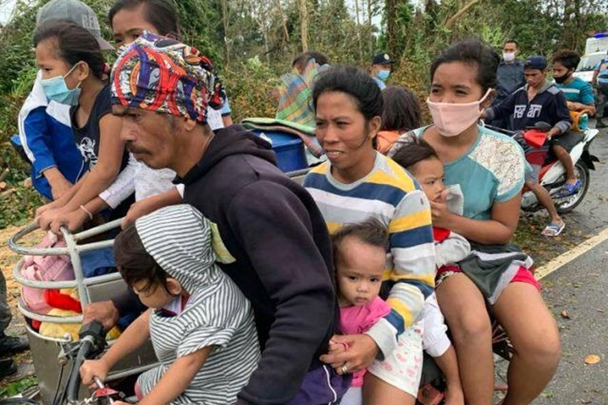 Ảnh: Khung cảnh hoang tàn ở Philippines sau khi bị bão Molave tàn phá - 3