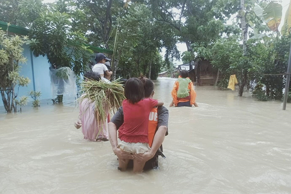 Ảnh: Khung cảnh hoang tàn ở Philippines sau khi bị bão Molave tàn phá - 4