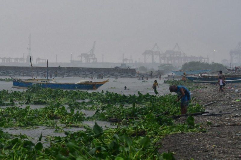 Ảnh: Khung cảnh hoang tàn ở Philippines sau khi bị bão Molave tàn phá - 6
