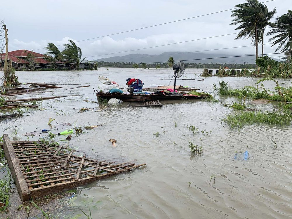 Ảnh: Khung cảnh hoang tàn ở Philippines sau khi bị bão Molave tàn phá - 7