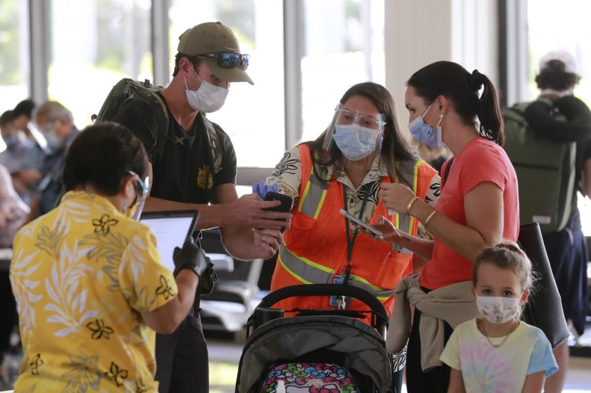 Nhân viên chính phủ hỗ trợ du khách tại sân bay quốc tế Daniel K. Inouye, Hawaii.