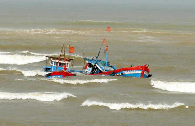 Điều 2 tàu Hải quân từ Cam Ranh tìm kiếm các tàu cá gặp nạn do bão số 9 - 1