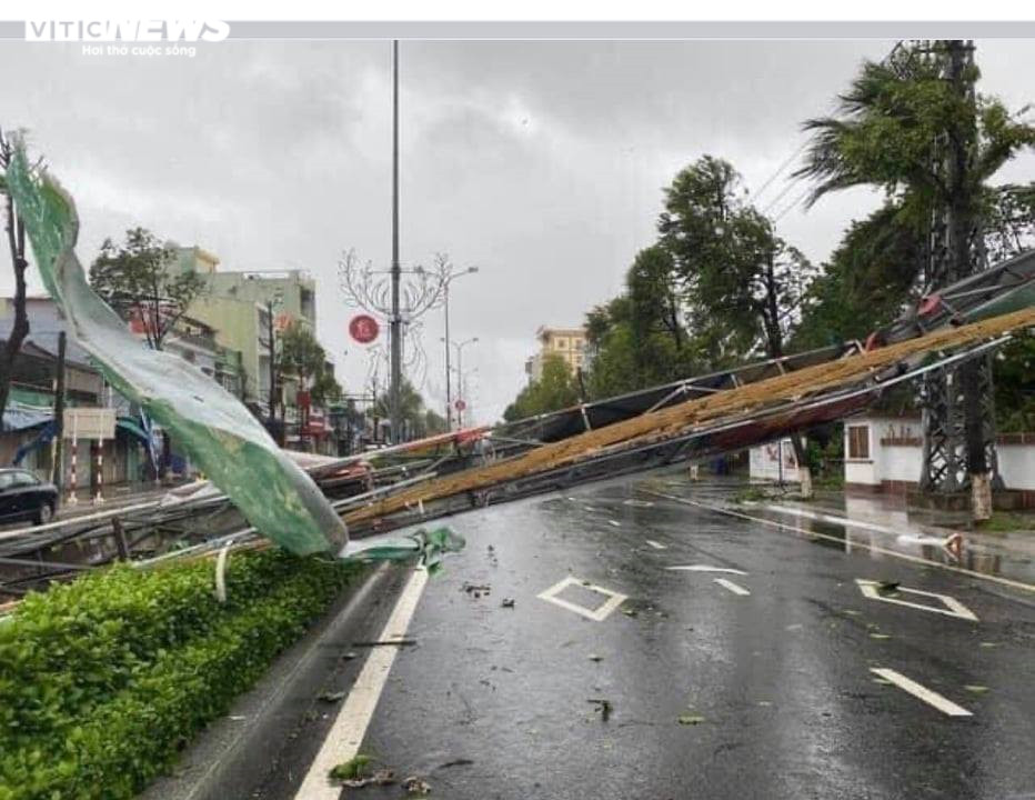 Ảnh: Hãi hùng cảnh bão giật tung mái nhà, kéo chìm tàu du lịch ở Quảng Ngãi - 13