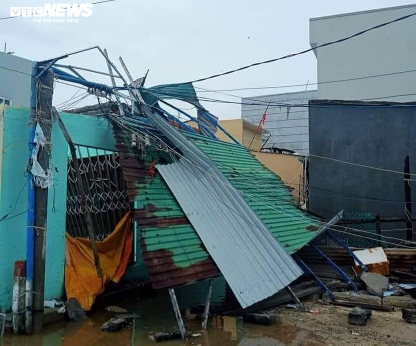 Ảnh: Hãi hùng cảnh bão giật tung mái nhà, kéo chìm tàu du lịch ở Quảng Ngãi - 2