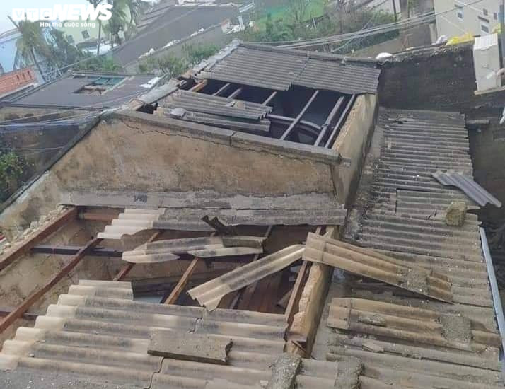 Ảnh: Hãi hùng cảnh bão giật tung mái nhà, kéo chìm tàu du lịch ở Quảng Ngãi - 8