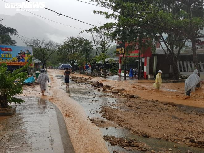 Sạt lở đất vùi lấp nhiều người ở Quảng Nam, Thủ tướng chỉ đạo khẩn trương cứu hộ - 1