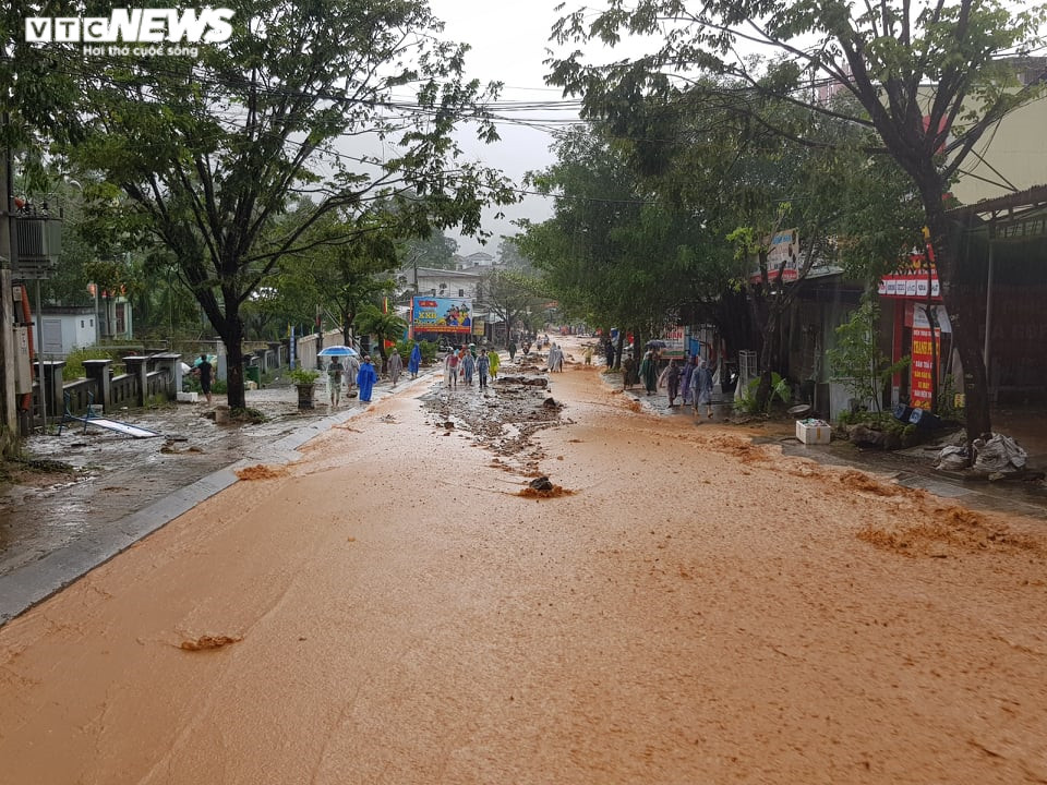Sạt lở kinh hoàng, cả trăm hộ dân miền núi Quảng Nam chìm trong bùn đất - 2