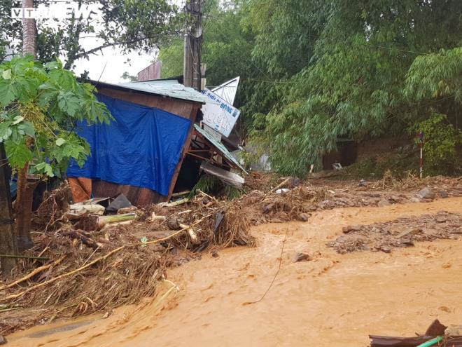 Đi vận động dân tránh bão số 9, hai cán bộ ở Quảng Nam bị núi lở vùi mất tích - 1