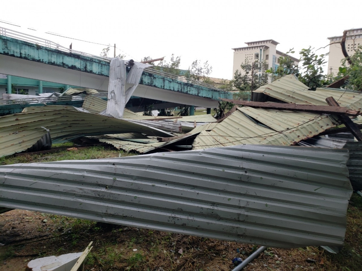 Cảnh tượng tan hoang tại Bệnh viện Đa khoa tỉnh Quảng Nam sau khi bão đi qua.