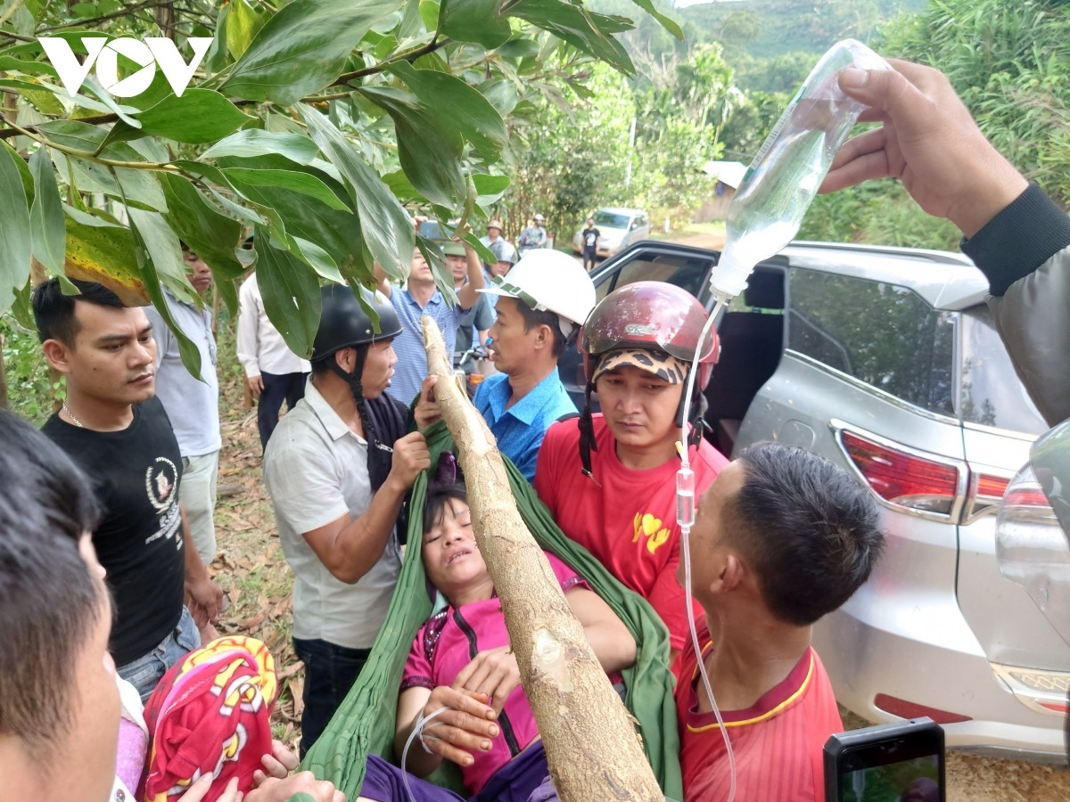 Chiều 29/10, lực lượng chức năng đã đưa được nhiều người trong vụ sạt lở tại Trà Leng, huyện Nam Trà My, tỉnh Quảng Nam về Bệnh viện Bắc Trà My.