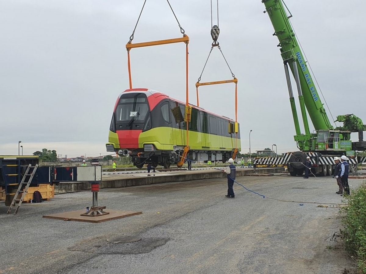 Trước đây ít ngày đoàn tàu đầu tiên của tuyến đường sắt Nhổn - ga Hà Nội đã được đưa về khu Depot Nhổn để tiến hành vận hành thử.