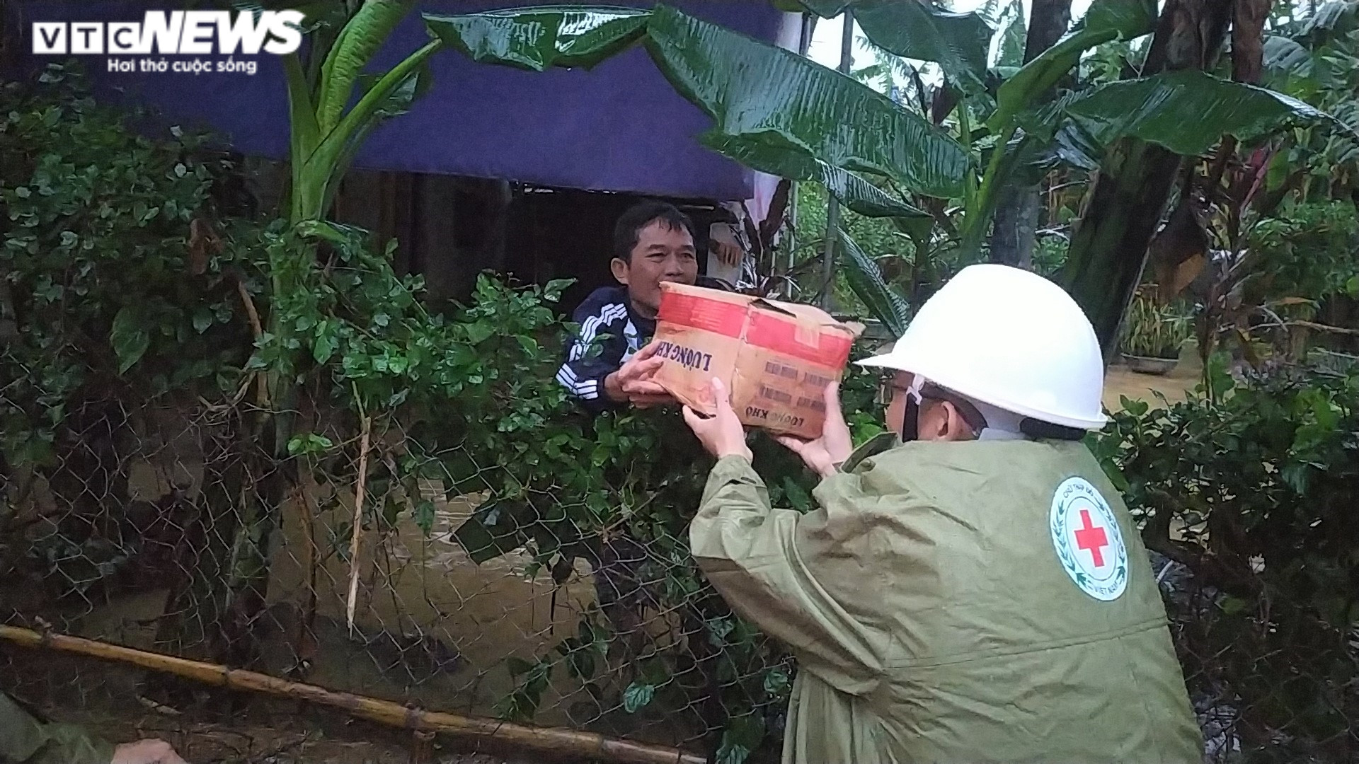 'Rốn lũ' Nghệ An ngập sâu gần 3m, chính quyền huy động cano đến cứu trợ dân - 10