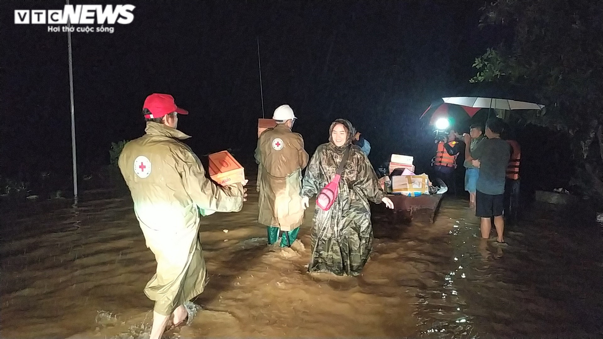 'Rốn lũ' Nghệ An ngập sâu gần 3m, chính quyền huy động cano đến cứu trợ dân - 12