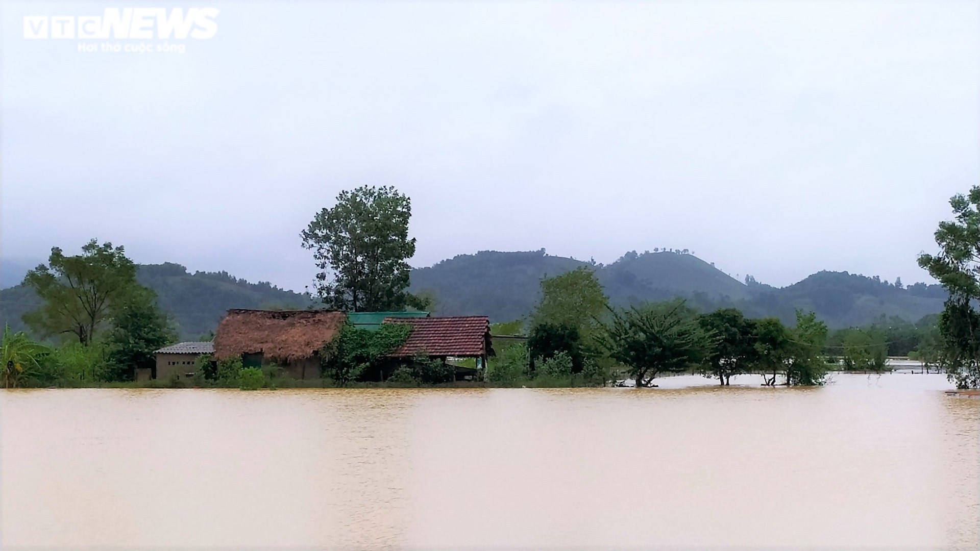 'Rốn lũ' Nghệ An ngập sâu gần 3m, chính quyền huy động cano đến cứu trợ dân - 2