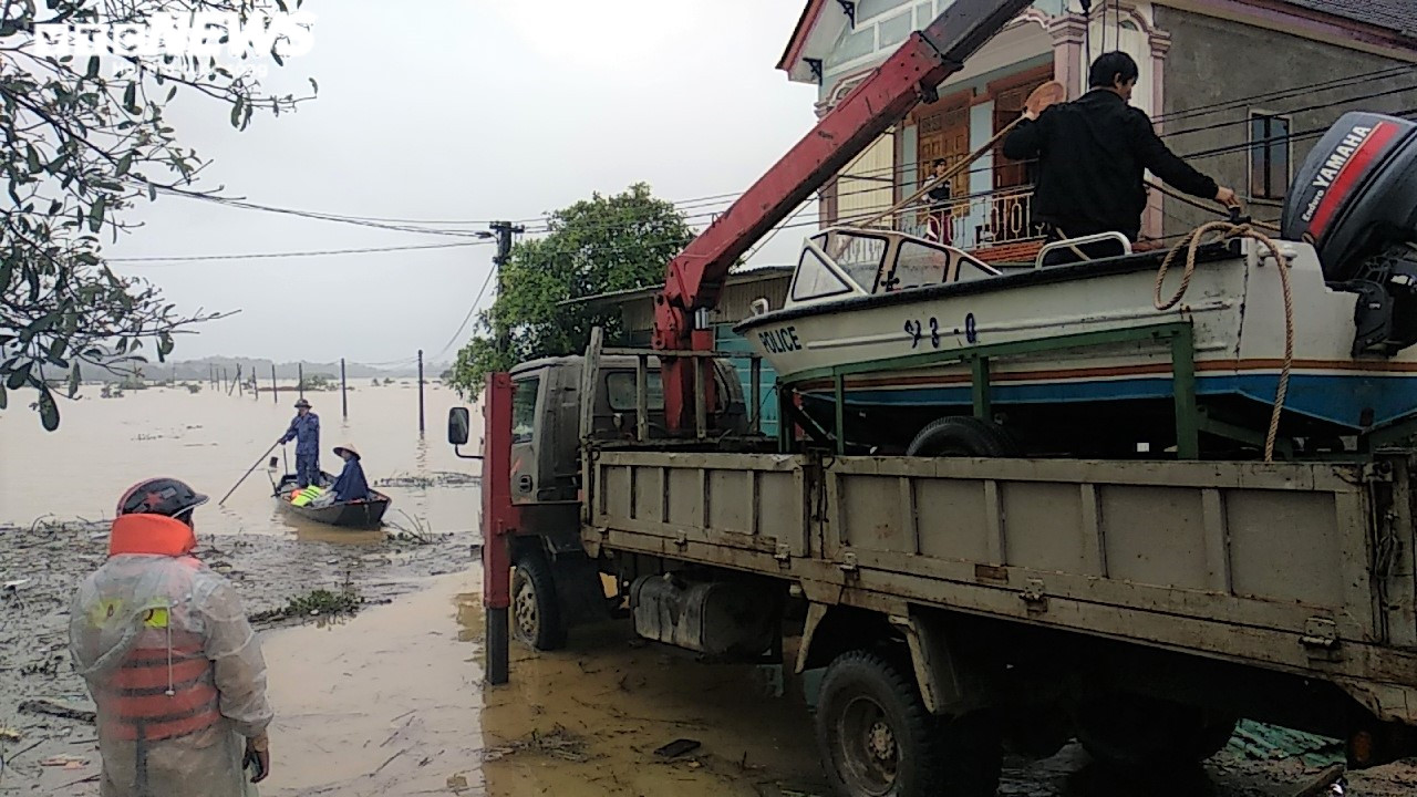 'Rốn lũ' Nghệ An ngập sâu gần 3m, chính quyền huy động cano đến cứu trợ dân - 14