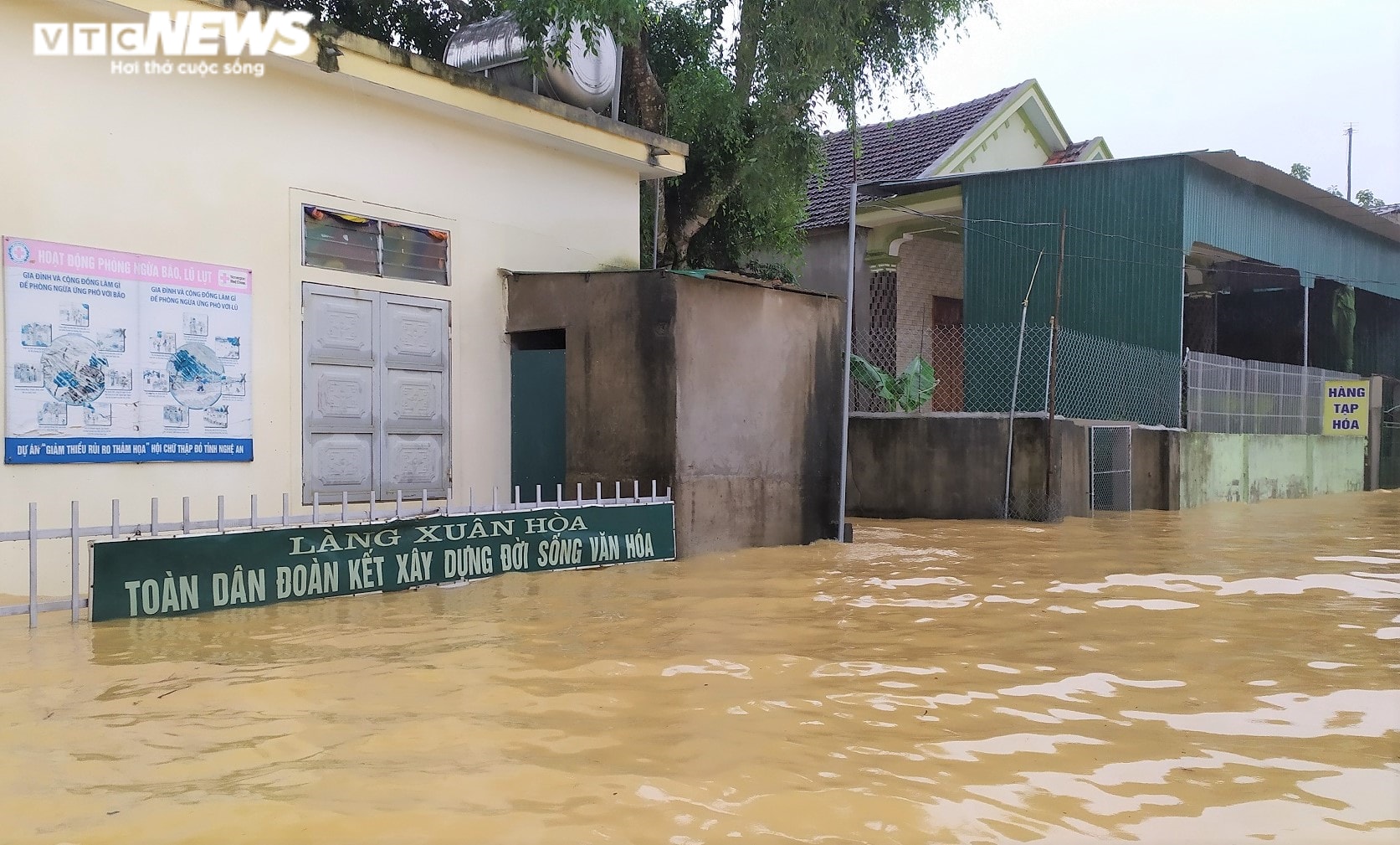 'Rốn lũ' Nghệ An ngập sâu gần 3m, chính quyền huy động cano đến cứu trợ dân - 3