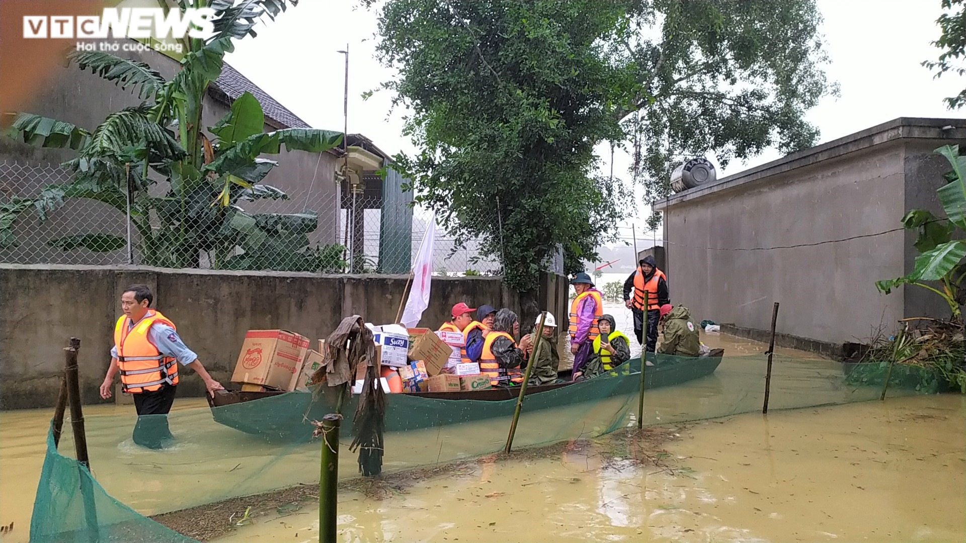 'Rốn lũ' Nghệ An ngập sâu gần 3m, chính quyền huy động cano đến cứu trợ dân - 9