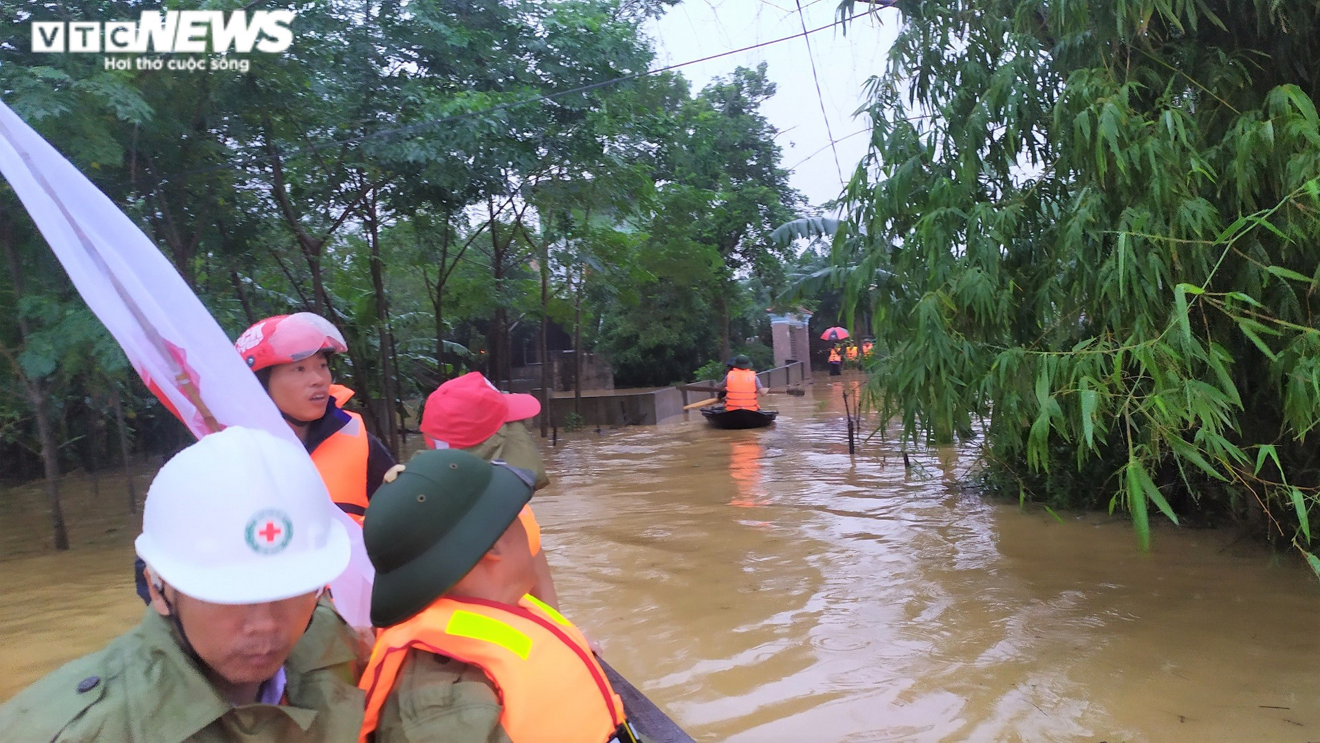 'Rốn lũ' Nghệ An ngập sâu gần 3m, chính quyền huy động cano đến cứu trợ dân - 5