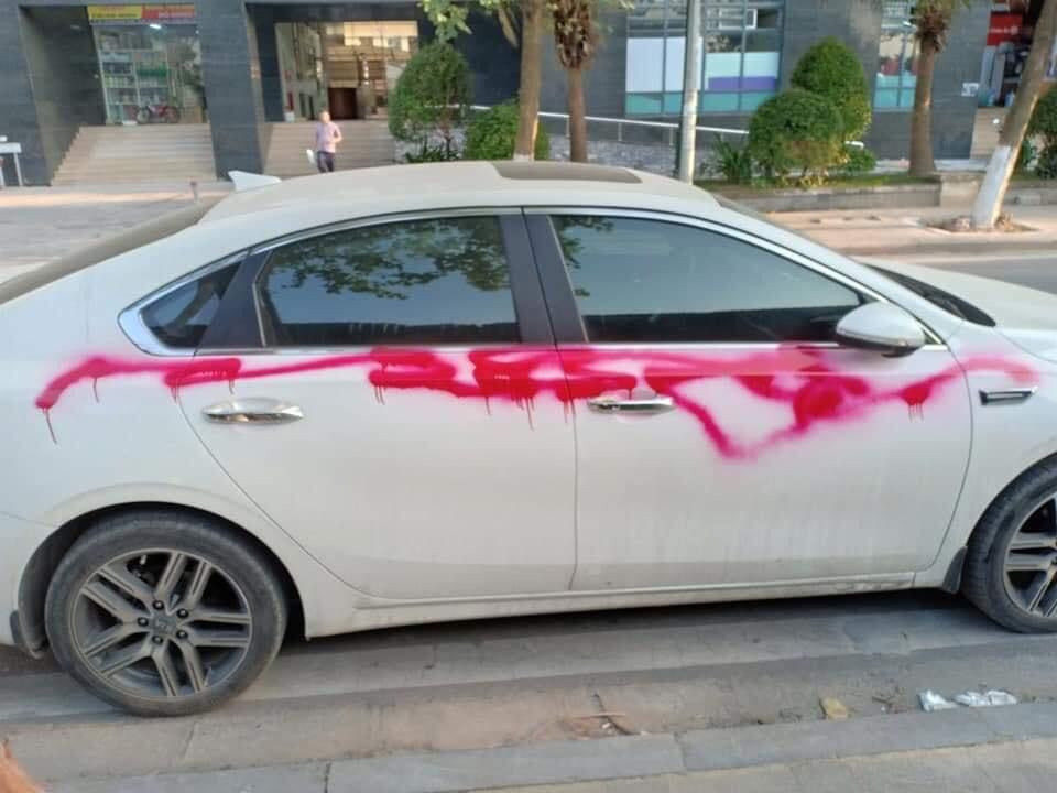 5 chiếc ô tô đỗ cạnh khu đô thị ở Hà Nội bị xịt sơn đỏ khắp thân xe - 1