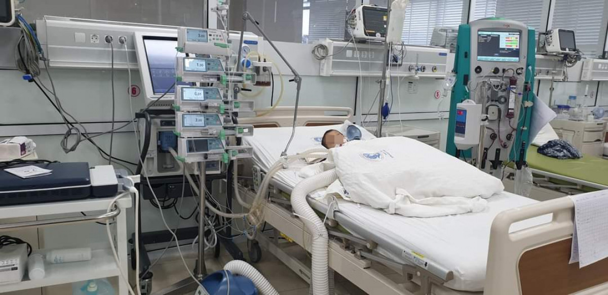 Bệnh nhi được hỗ trợ thở máy, sử dụng thuốc vận mạch và áp dụng kỹ thuật siêu lọc máu. (Ảnh: BVCC)