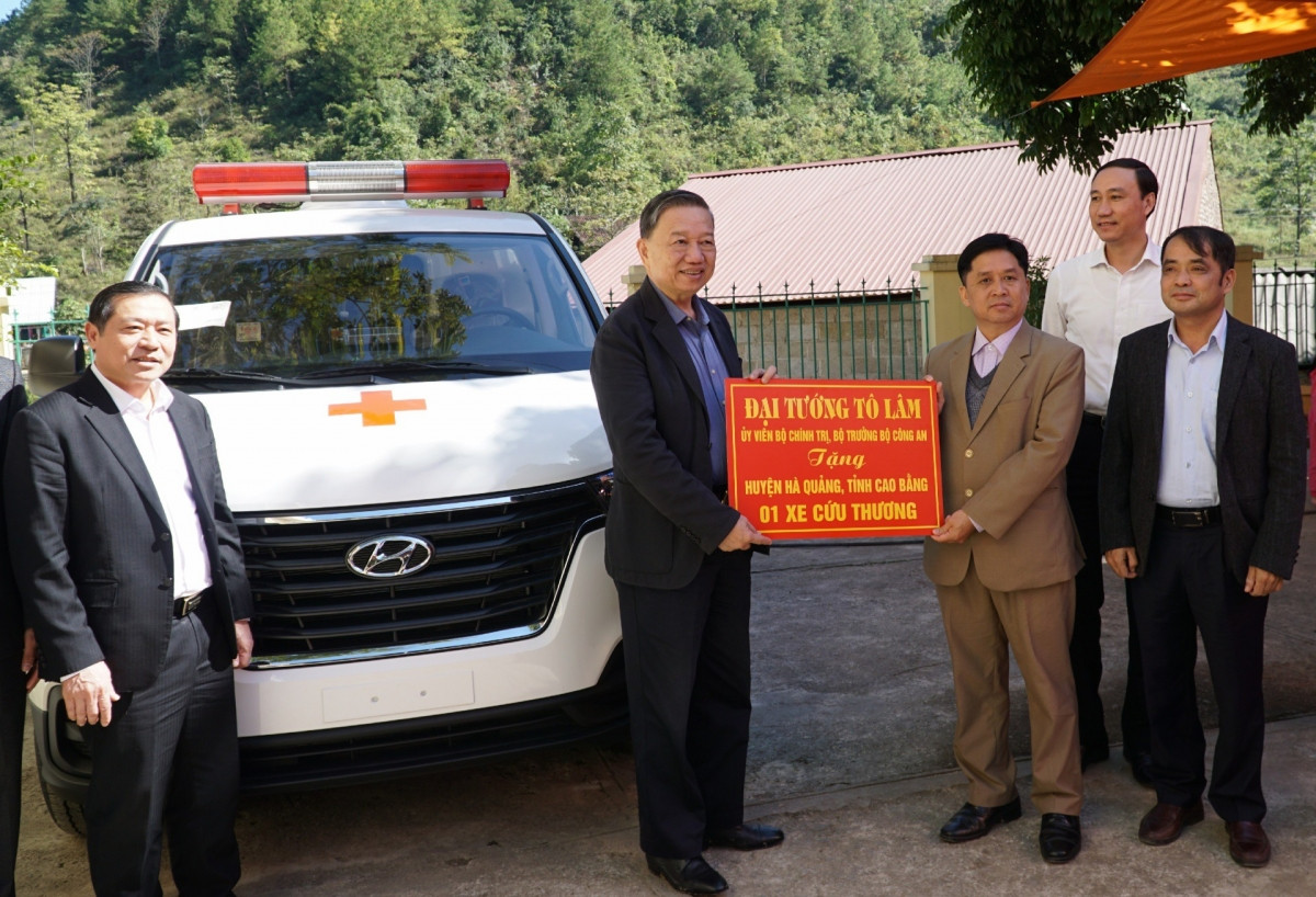 Đại tướng Tô Lâm tặng xe cứu thương cho huyện Hà Quảng, tỉnh Cao Bằng. (Ảnh: Báo Cao Bằng)
