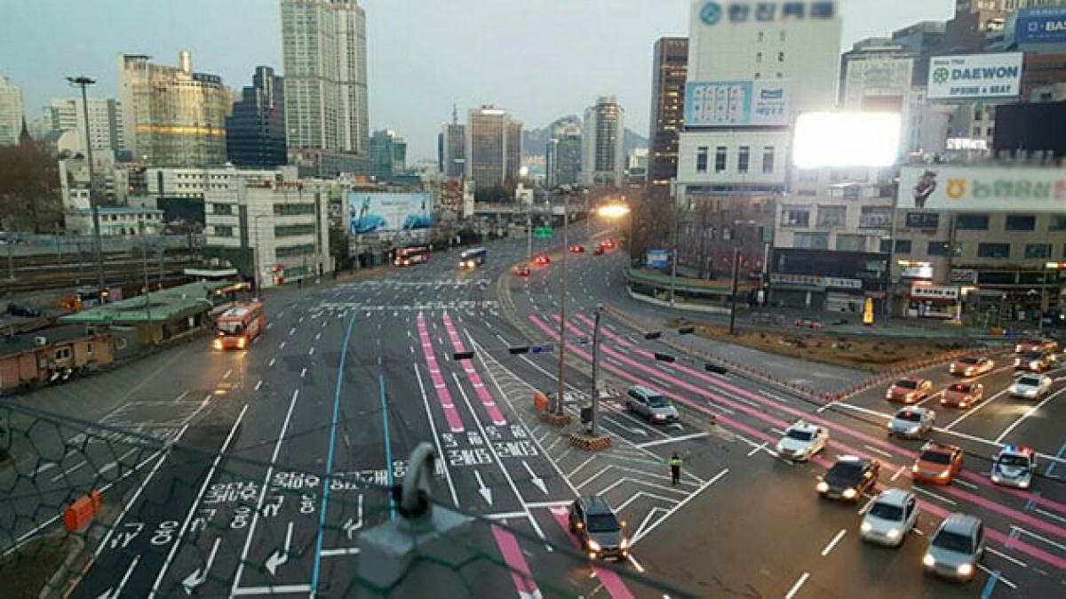 Tổ chức giao thông với sơn kẻ rất rõ ràng tại một nút giao thông phức tạp tại Seoul, với các vạch hướng dẫn có màu sắc đặc biệt.