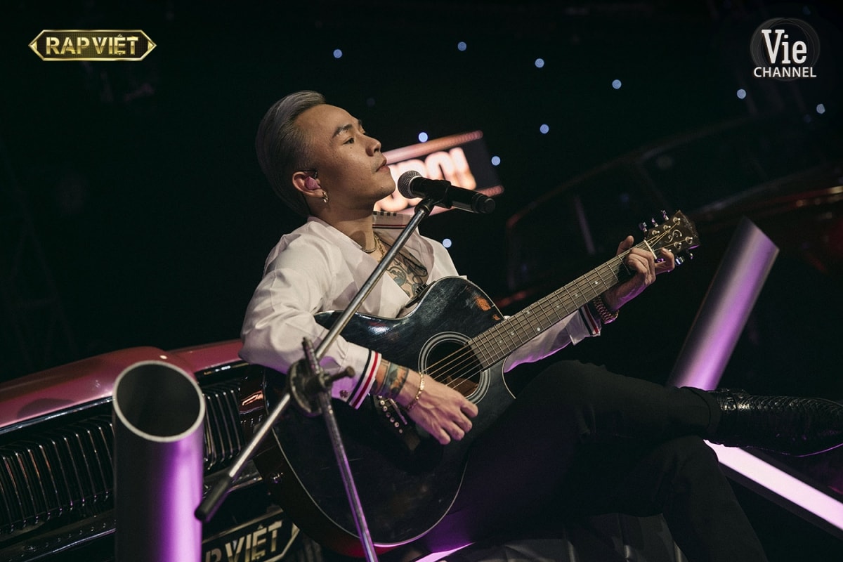 Binz diện sơ mi trắng, chơi guitar hoà giọng cùng 2 thí sinh.