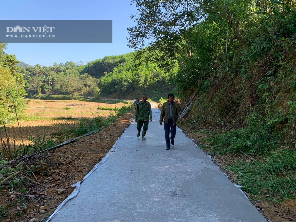 Con đường bê tông được mở đến sát chân những quả đồi, tạo điều kiện thuận lợi cho việc phát triển kinh tế rừng tại Bản Pè, xã Dương Phong, huyện Bạch Thông, tỉnh Bắc Kạn.