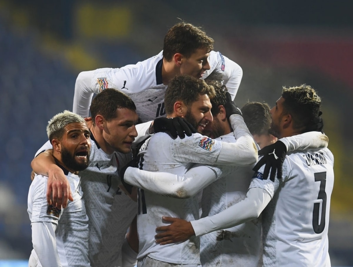 Domenico Berardi ăn mừng bàn thắng cùng đồng đội (Ảnh: Getty0.