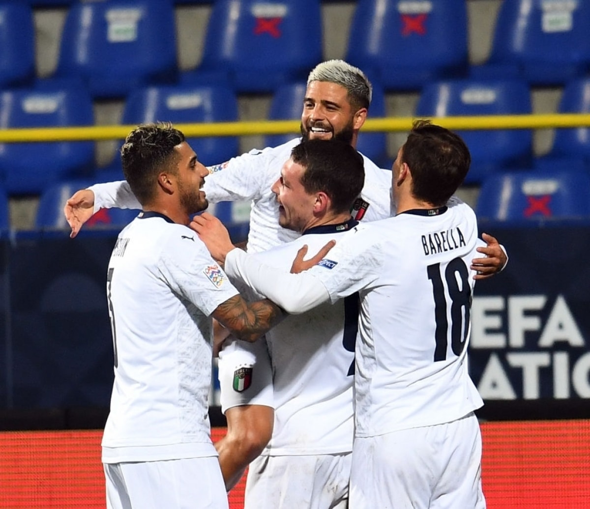 Các cầu thủ Italia ăn mừng bàn mở tỉ số (Ảnh: Getty).