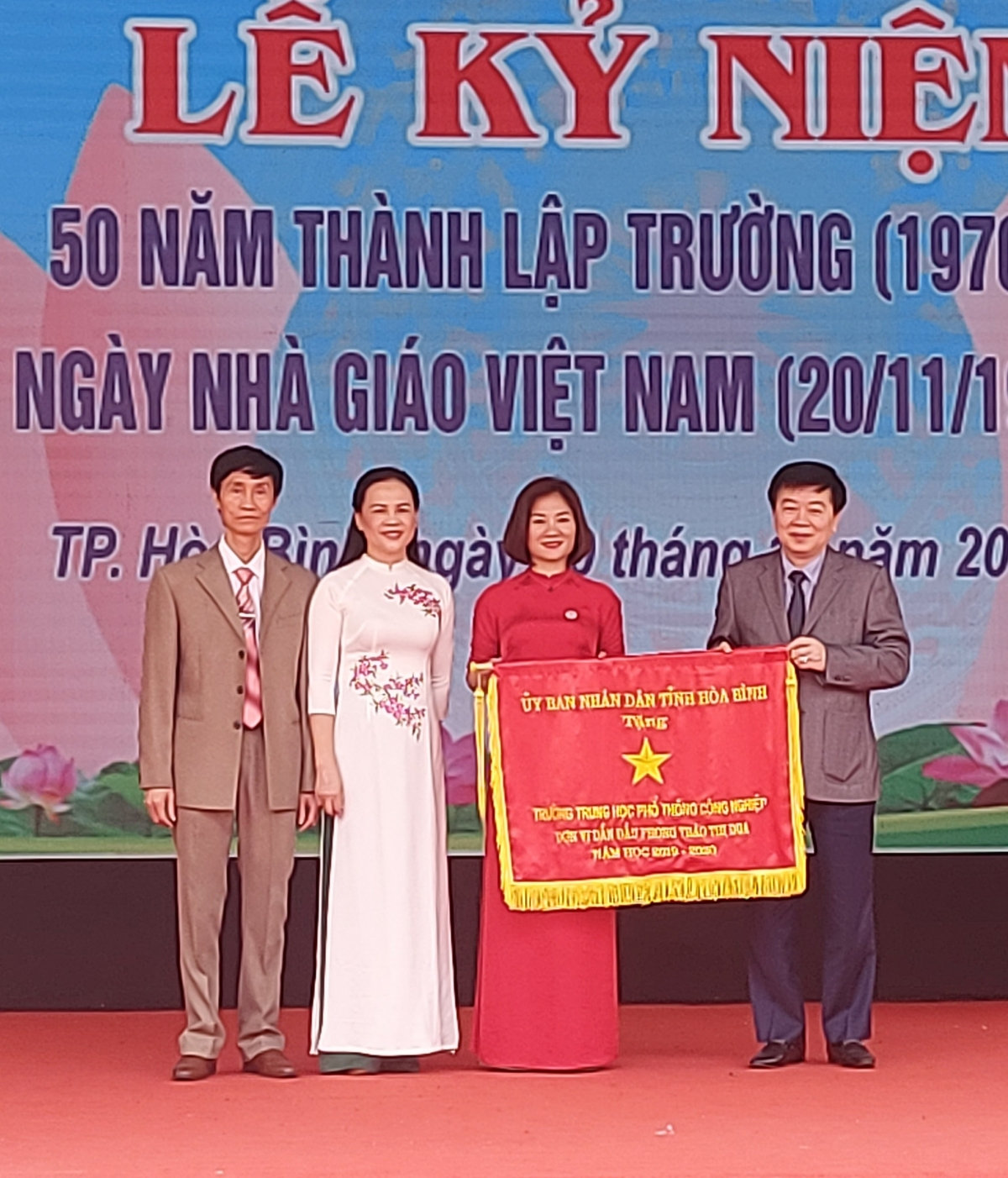 Trong 50 năm qua nhà trường đã sớm khẳng định được chất lượng dạy và học, được Đảng, Nhà nước, Bộ GD&ĐT và UBND tỉnh Hòa Bình ghi nhận, tặng Huân chương lao động hạng, hạng hạng Nhất, Nhì, Ba và nhiều phần thưởng cao quý khác.