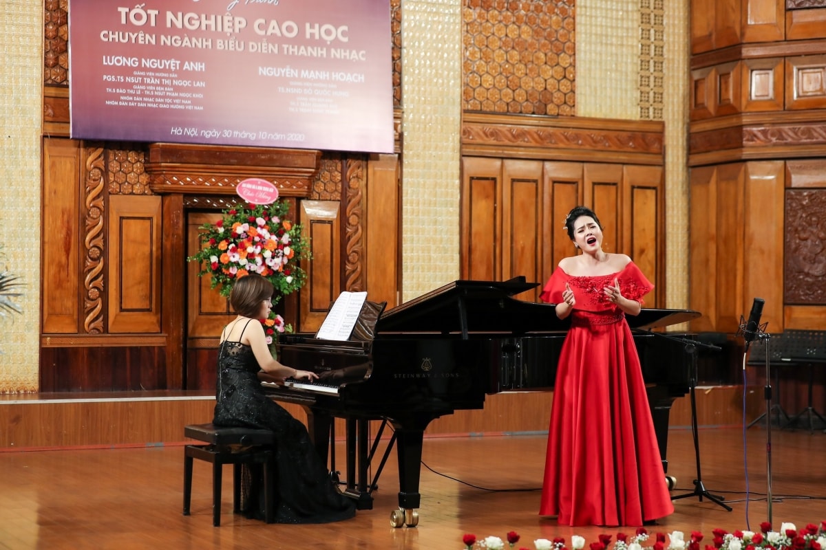 Nghệ sĩ piano Đào Thu Lê đệm đàn cho phần biểu diễn của Lương Nguyệt Anh.