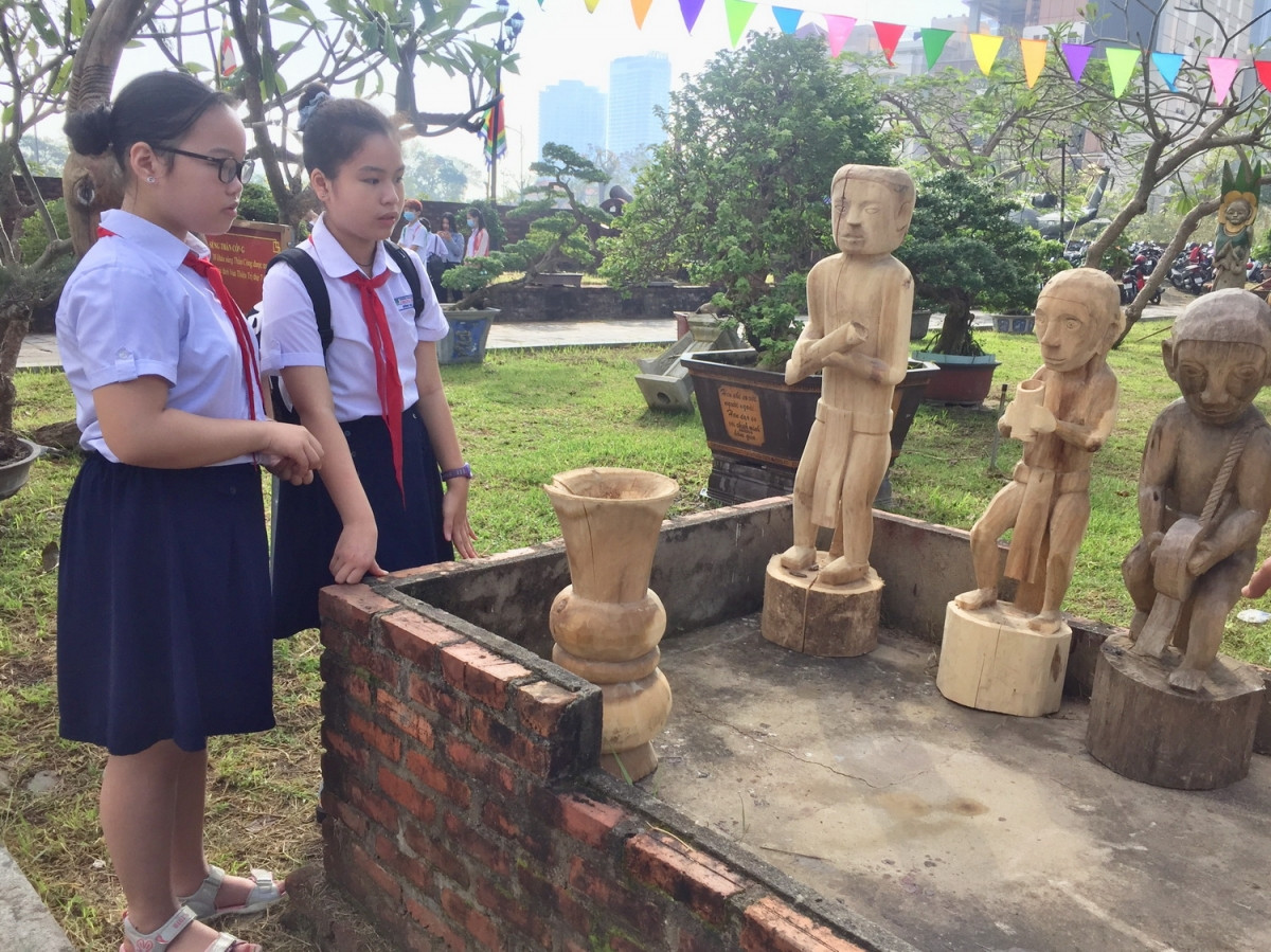 Nhiều học sinh xem tượng điêu khắc gỗ của người Cơ Tu.