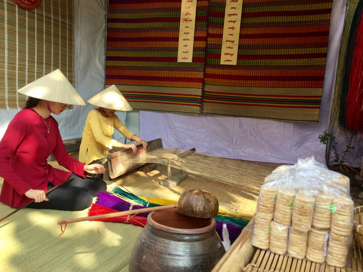 Đến Ngày hội di sản văn hóa Đà Nẵng, công chúng được thấy cách dệt ra tấm chiếu nhiều màu sắc.