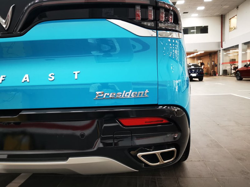 Phiên bản xe Vinfast President màu xanh độc đáo - 10