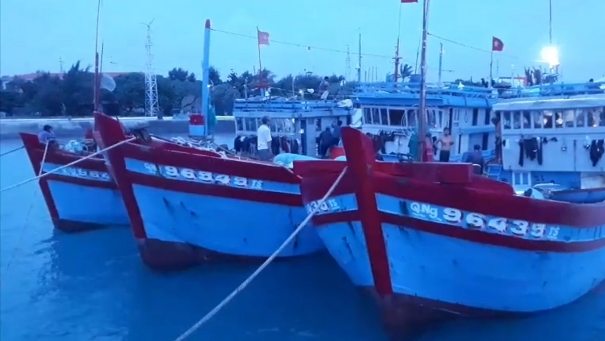 Các tàu cá neo đậu an toàn tại âu tàu Sinh Tồn tránh trú bão số 9. 