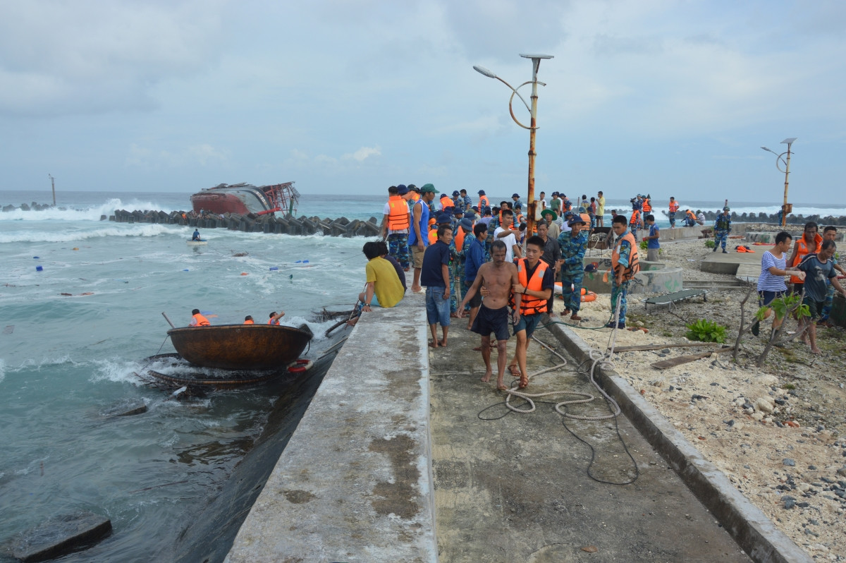 Đảo Song Tử Tây cứu ngư tàu cá Quảng ngãi bị sóng đánh lật tàu trong cơn bão số 12 năm 2017.