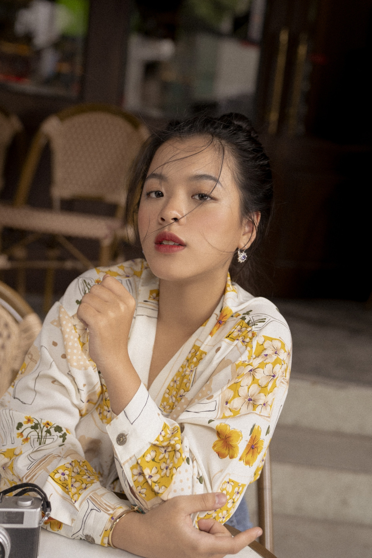 Hồng Khanh sinh năm 2004, là con gái út của nhạc sĩ Đỗ Hồng Quân và NSƯT Chiều Xuân. Hôm 6/10, cô tròn 16 tuổi và quyết định thực hiện MV đầu tay có tên “Thơm” với hình ảnh “công chúa đồng quê” mơ màng, lãng đãng.