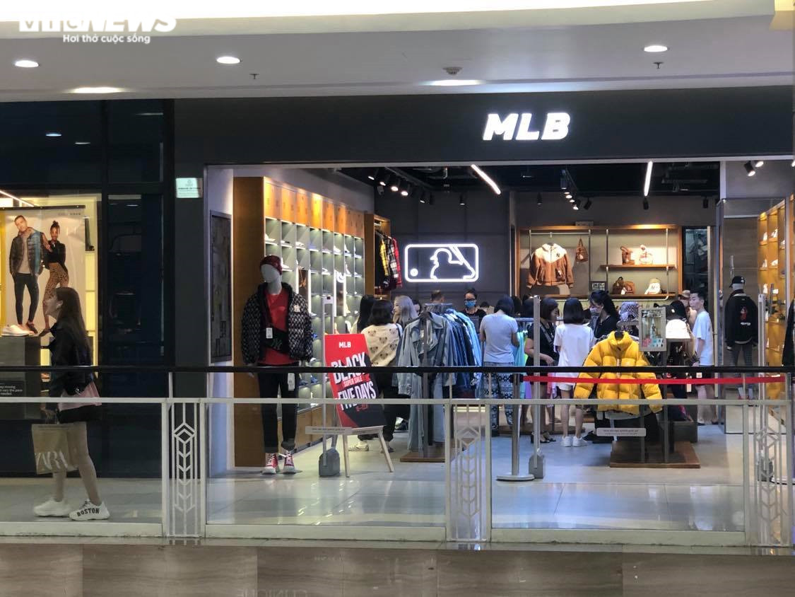Black Friday: Cửa hàng thời trang Hà Nội siêu giảm giá, khách vẫn thờ ơ - 13