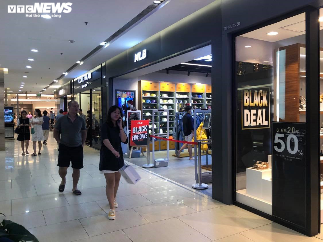 Black Friday: Cửa hàng thời trang Hà Nội siêu giảm giá, khách vẫn thờ ơ - 12