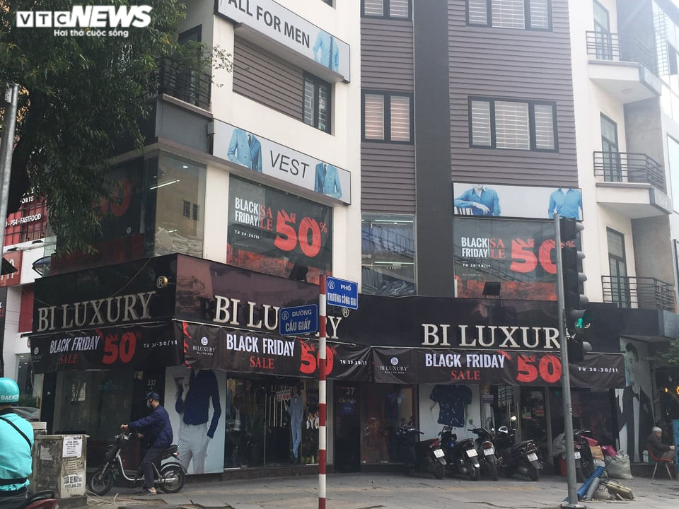 Black Friday: Cửa hàng thời trang Hà Nội siêu giảm giá, khách vẫn thờ ơ - 1