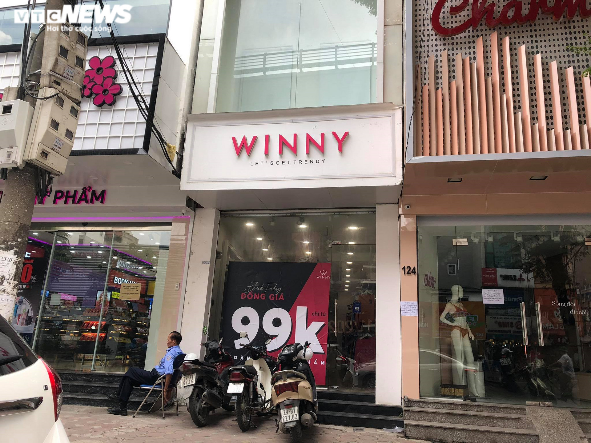 Black Friday: Cửa hàng thời trang Hà Nội siêu giảm giá, khách vẫn thờ ơ - 7