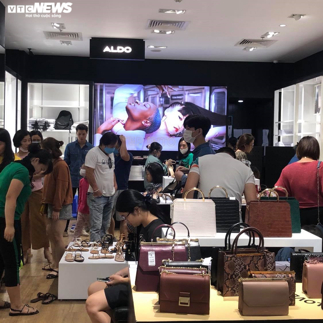 Black Friday: Cửa hàng thời trang Hà Nội siêu giảm giá, khách vẫn thờ ơ - 14