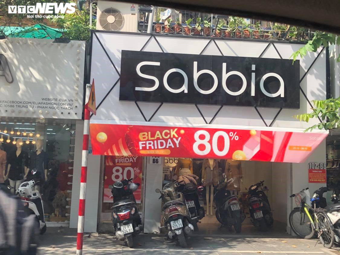 Black Friday: Cửa hàng thời trang Hà Nội siêu giảm giá, khách vẫn thờ ơ - 8