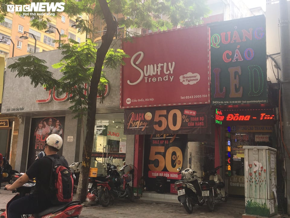 Black Friday: Cửa hàng thời trang Hà Nội siêu giảm giá, khách vẫn thờ ơ - 2